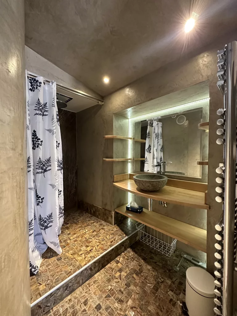 Salle de bain avec douche à l'italienne de l'appartement